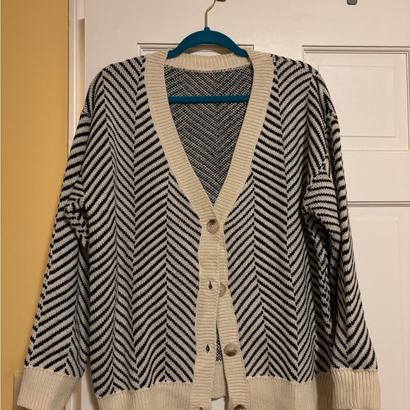 Zaful Black and Cream Chevron Oversized Cardigan. - Picture 4 of 4